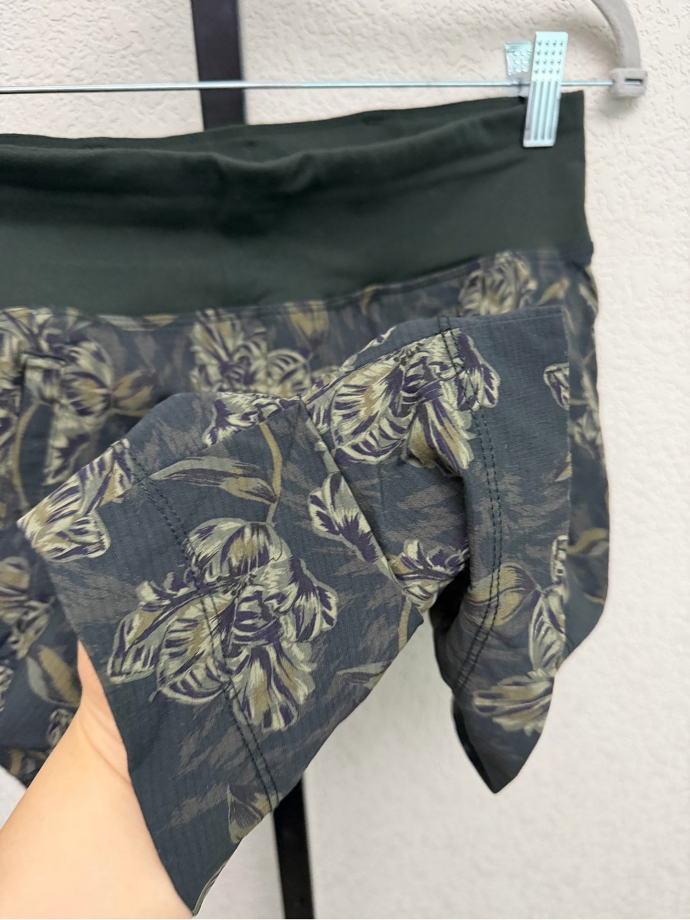 Athleta Women’s Olive Green Trekkie Floral Pull-On Women’s Shorts - Picture 5 of 5